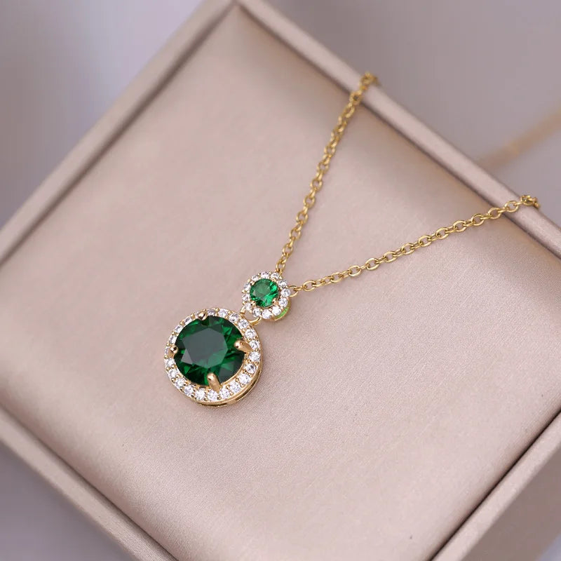 Conjunto de brincos e colar com pingente redondo de zircônia esmeralda