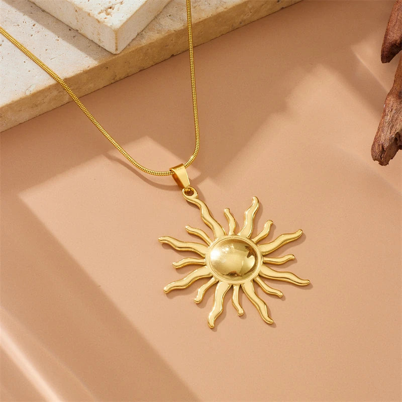 Colar com pingente de sol