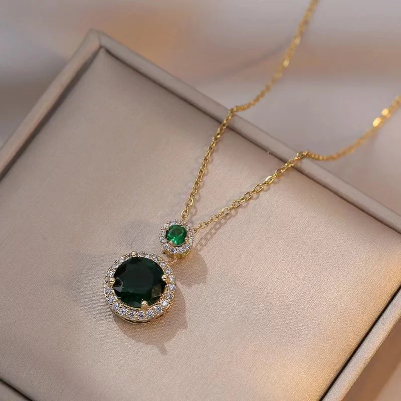 Conjunto de brincos e colar com pingente redondo de zircônia esmeralda