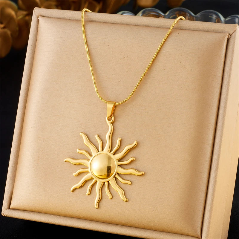 Colar com pingente de sol