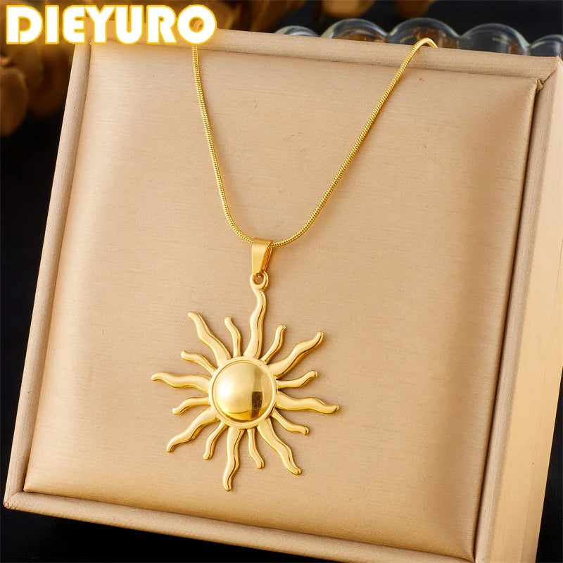 Colar com pingente de sol